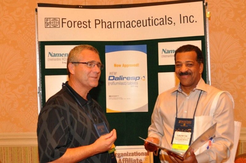 FMDA- Oct. 2011 030.jpg - Conference attendee Dr. Laurence Petty visiting Ken Desautel with Forest Laboratories